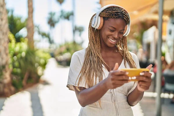 Afroamerikanerin Lächelt Selbstbewusst Bei Videospiel Apotheke — Stockfoto