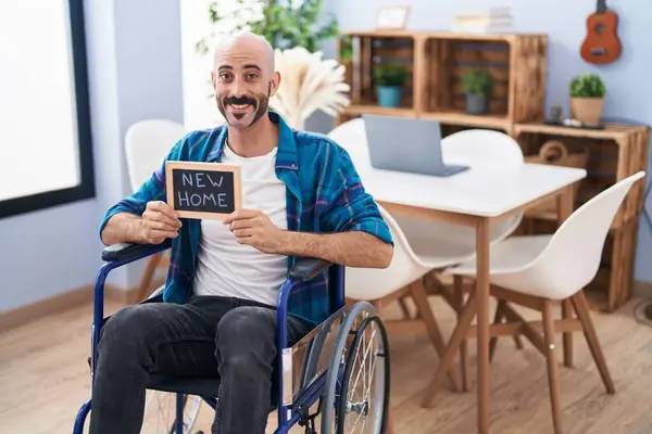 Hispanischer Mann Mit Bart Sitzt Rollstuhl Neuen Zuhause Und Sieht — Stockfoto