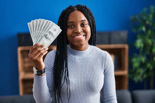 Donna Afroamericana Possesso Banconote Dollari Dall Aspetto Positivo Felice Sorridente — Foto Stock