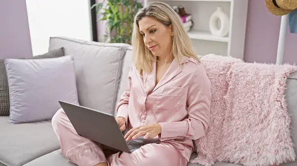 Junge Blonde Frau Benutzt Laptop Mit Ernstem Gesicht Hause — Stockfoto