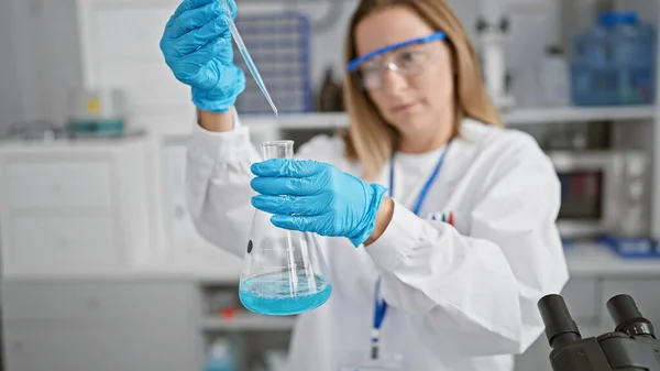 Linda Jovem Cientista Loira Laboratório Precisão Trabalho Como Ela Mede — Fotografia de Stock
