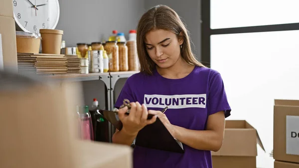 Αφιερωμένη Νεαρή Ισπανίδα Εθελόντρια Στη Δουλειά Σοβαρό Πρόσωπο Κατά Σύνταξη — Φωτογραφία Αρχείου