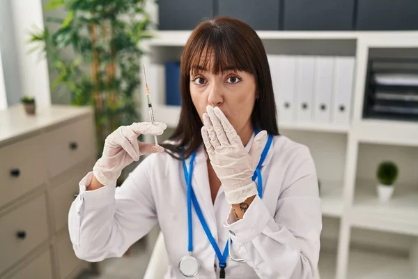 Junge Brünette Ärztin Mit Spritze Die Mund Und Hand Bedeckt — Stockfoto