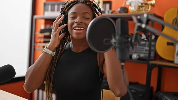 Африканская Американка Музыкант Улыбается Уверенной Себе Песней Музыкальной Студии — стоковое фото