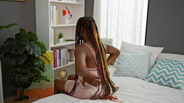 Siyah Örülmüş Pijamalı Sırt Ağrısı Çeken Rahat Bir Yatak Odasında — Stok fotoğraf