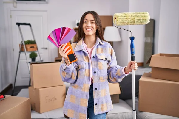 Young Brunette Woman Painting New Home Walls Paint Roller Winking — Stock Photo, Image