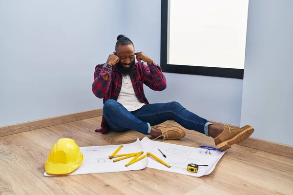 Afrikanischer Mann Der Seinem Neuen Zuhause Auf Dem Boden Sitzt — Stockfoto