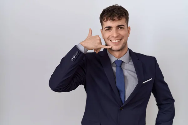 Młody Latynoski Biznesmen Garniturze Krawacie Uśmiechający Się Wykonujący Gesty Telefoniczne — Zdjęcie stockowe