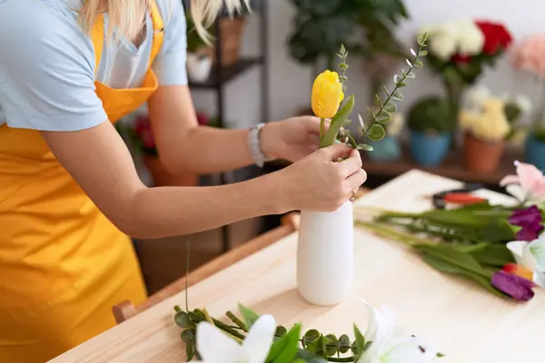 Young Blonde Woman Florist Putting Flowers Jar Flower Shop — Zdjęcie stockowe