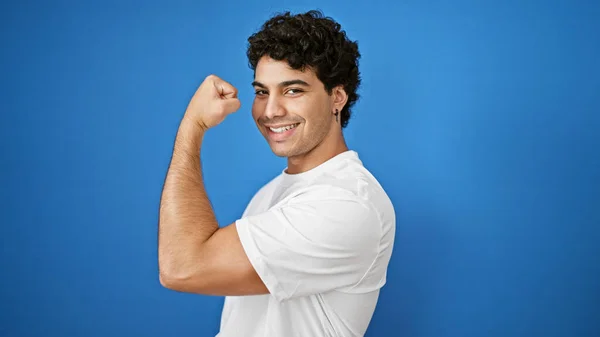 Junger Lateinischer Mann Lächelt Selbstbewusst Und Macht Starke Geste Mit — Stockfoto