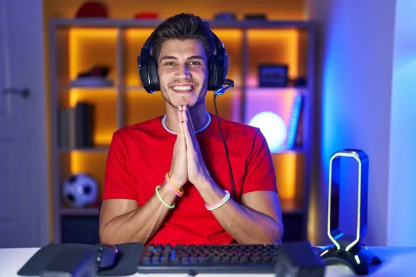 Fiatal Spanyol Férfi Videojátékozik Kéz Kézben Imádkozik Bocsánatot Kér Magabiztosan — Stock Fotó