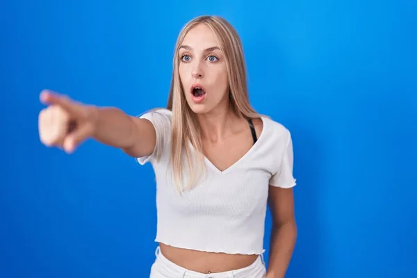 Mavi Arka Planda Dikilen Beyaz Bir Kadın Parmağıyla Işaret Ediyor — Stok fotoğraf