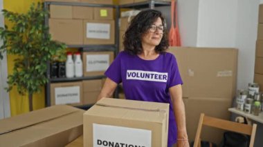 Gönüllü kadın kutu ile gönüllü