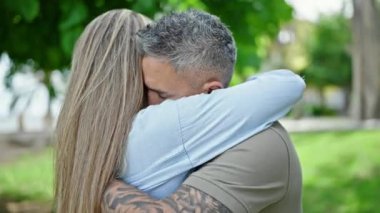 Genç beyaz kadın erkek arkadaşına sarılıyor, aşk konsepti. Mutlu çiftin parkta kucaklaşması.