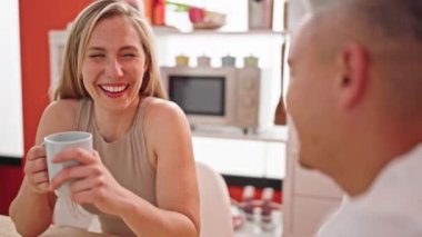 Kahve dükkanında kahve içen çift.