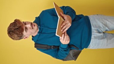 Kitabı olan öğrencinin portresi