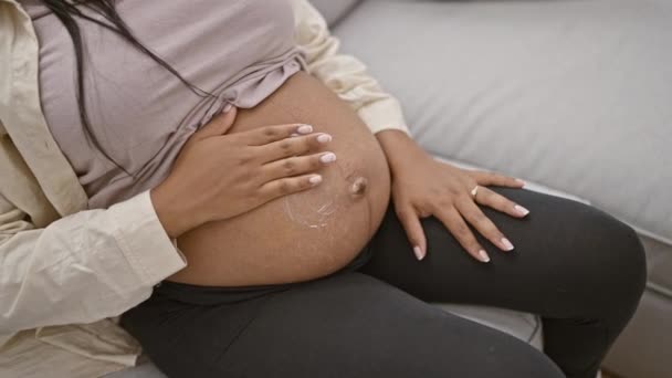 Casual Zorgeloze Jonge Zwangere Vrouw Vreugdevol Aanbrengen Van Huidbehandeling Haar — Stockvideo