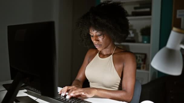 Αφροαμερικανή Γυναίκα Που Χρησιμοποιεί Πληκτρολόγηση Υπολογιστή Στο Πληκτρολόγιο Στο Γραφείο — Αρχείο Βίντεο