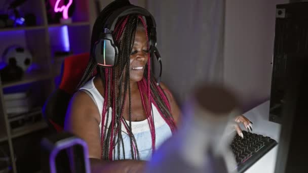 Весела Афроамериканка Стример Розслабляється Ігровій Кімнаті Руки Схрещені Посміхаються Під — стокове відео