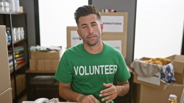Coração Humanitário Jovem Belo Homem Hispânico Voluntariado Sentado Confiantemente Uma — Vídeo de Stock