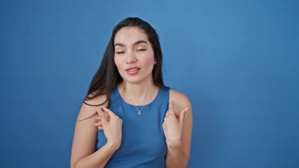 Genç Güzel Spanyol Bir Kadın Gülümsüyor Kendini Göstererek Hayır Diyor — Stok video