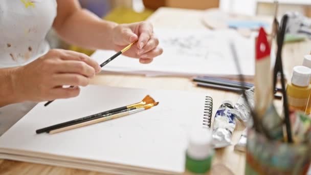 激情洋溢的女画家的手在她的艺术工作室的遐想中大力清洁画笔 — 图库视频影像