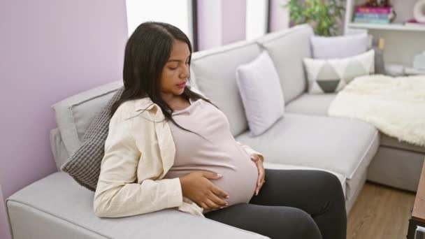 Εξαντλημένη Νεαρή Έγκυος Γυναίκα Κάθεται Στο Σπίτι Στον Καναπέ Πονώντας — Αρχείο Βίντεο