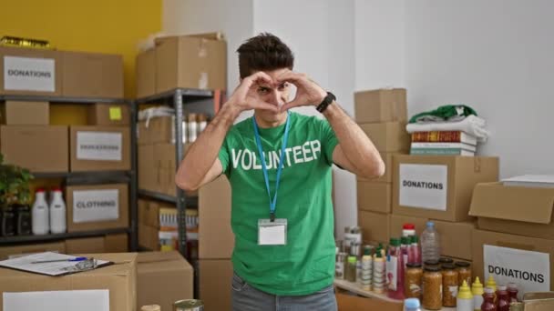 Νεαρός Ισπανός Εθελοντής Κάνει Χειρονομία Καρδιάς Χαμογελώντας Στο Φιλανθρωπικό Κέντρο — Αρχείο Βίντεο