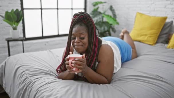Розслабляючий Ранковий Блюз Красива Афроамериканка Насолоджується Чашкою Еспресо Посміхаючись Лежачи — стокове відео