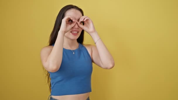 Молода Красива Іспаномовна Жінка Посміхається Впевнено Робить Жест Бінокля Над — стокове відео