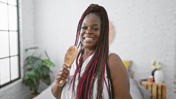 Belle Confiante Femme Afro Américaine Profitant Matinée Chantant Chanson Préférée — Video