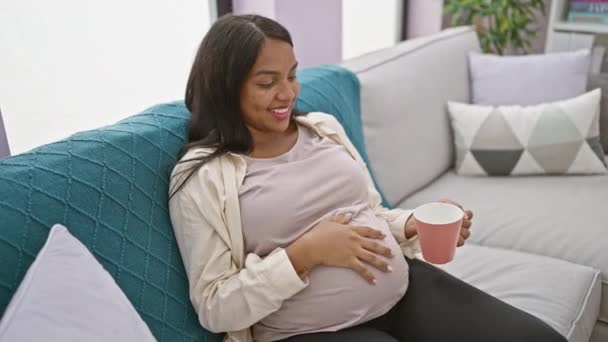 Lächelnde Junge Schwangere Genießt Den Morgendlichen Kaffee Hause Legt Sich — Stockvideo