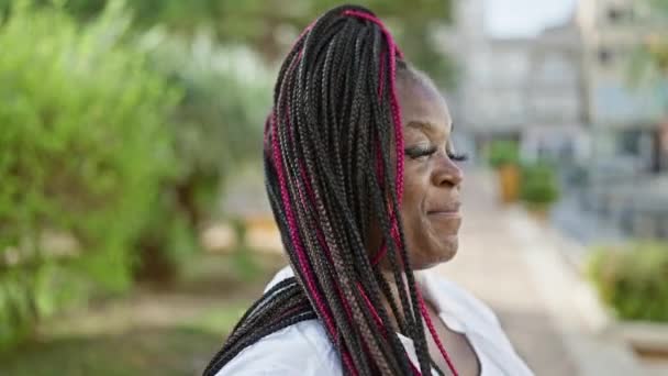 Mujer Afroamericana Alegre Confiada Sonriente Pie Casual Hermoso Parque Verde — Vídeos de Stock