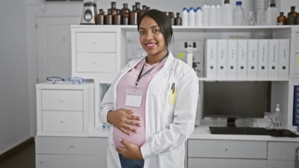 Erwartungsvolle Wissenschaftlerin Junge Schwangere Frau Lächelnd Während Sie Ihren Bauch — Stockvideo