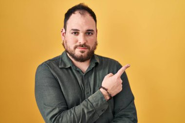 Ayrıca sarı arka planda dikilen sakallı İspanyol bir adam el ile işaret ederek reklamını yapıyor, ciddi ve sakin bir yüz ifadesi. 