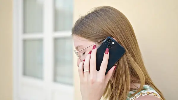Mujer Rubia Joven Hablando Smartphone Con Expresión Seria Calle — Foto de Stock
