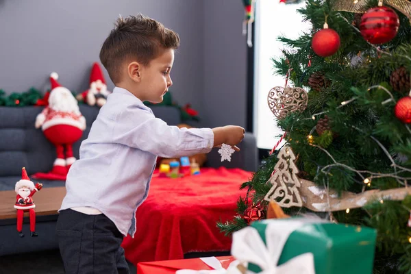 Adorabile Bambino Ispanico Decorare Albero Natale Casa — Foto Stock