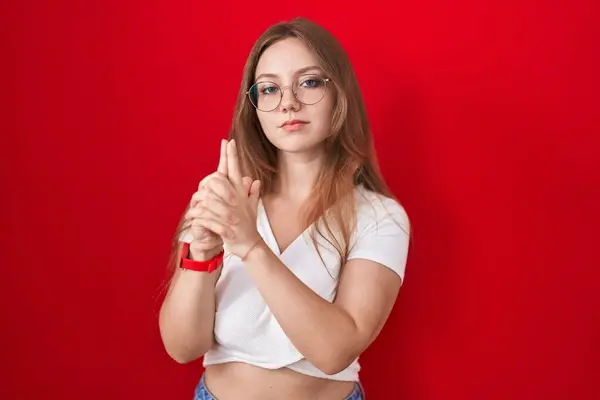 Jeune Femme Caucasienne Debout Sur Fond Rouge Tenant Pistolet Symbolique — Photo