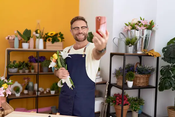 Middle Age Man Florist Make Selfie Smartphone Holding Flowers Flower — Stock Photo, Image