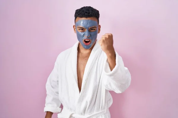 Joven Hombre Hispano Con Máscara Facial Belleza Bata Baño Enojado — Foto de Stock