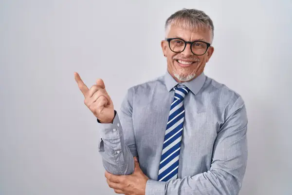 Hispanic Affärsman Med Grått Hår Bär Glasögon Med Ett Stort — Stockfoto