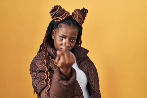 African Woman Braided Hair Standing Yellow Background Showing Middle Finger — ストック写真