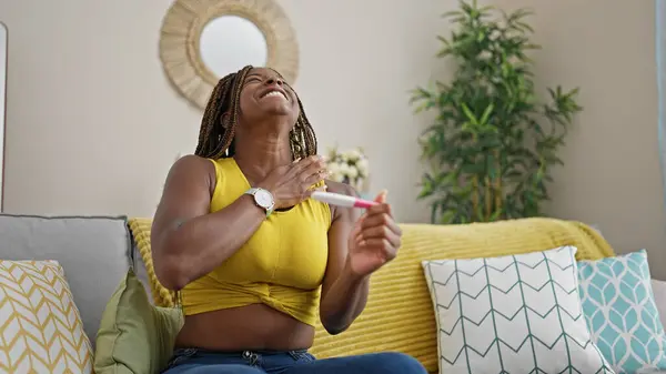 Afrikaans Amerikaanse Vrouw Glimlachen Zelfverzekerd Houden Zwangerschap Test Thuis — Stockfoto