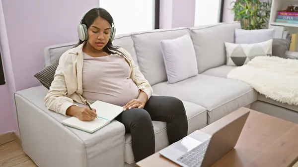 Expecting Young Hispanic Woman Working Home Sitting Sofa Studying Maternity — Stock Photo, Image