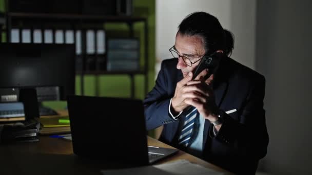 Hombre Mediana Edad Trabajador Negocios Discutiendo Teléfono Inteligente Mirando Oficina — Vídeos de Stock