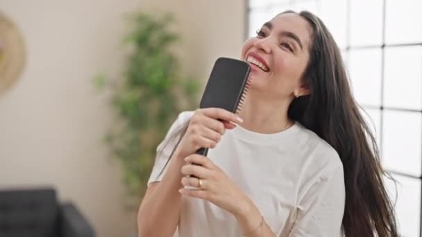 Young Beautiful Hispanic Woman Singing Song Using Brush Microphone Bedroom — Stock video