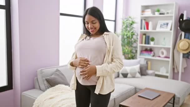 Casa Una Joven Embarazada Alegre Llena Felicidad Natural Confianza Disfruta — Vídeos de Stock