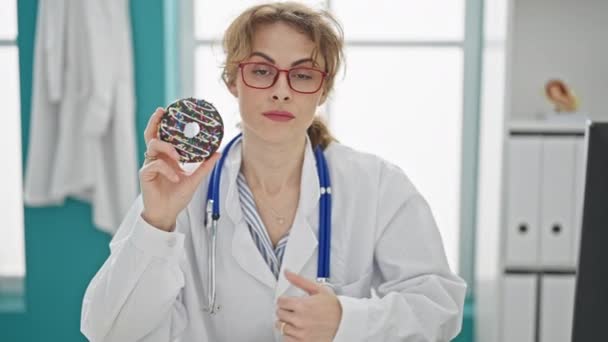 Médico Mostrando Donut Polegar Para Baixo — Vídeo de Stock