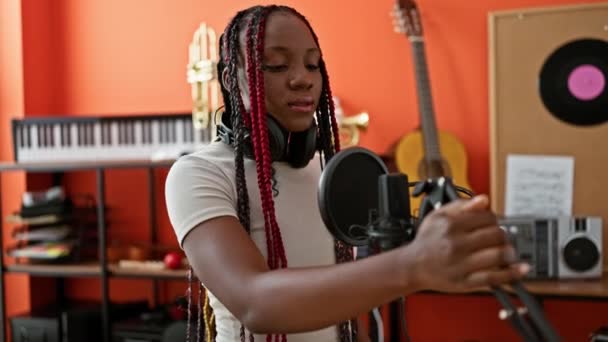 Vacker Afrikansk Amerikansk Kvinna Självsäker Leende Musiker Bär Flätor Utför — Stockvideo