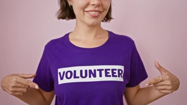 Молода Красива Іспаномовна Жінка Волонтерській Формі Вказуючи Службу Впевненою Посмішкою — стокове відео